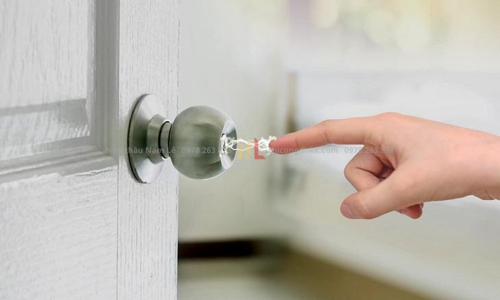 Hiện Tượng Ngủ Máy Lạnh Bị Tích Điện Khi Đắp Mền Lông